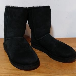 UGG classic short suede and sheepskin size 6